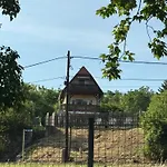 Kertbol A Balatonra Révfülöp