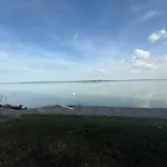 Kertbol A Balatonra * Révfülöp
