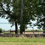 Kertbol A Balatonra