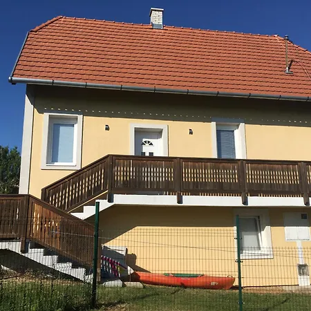 Kertbol A Balatonra * Révfülöp