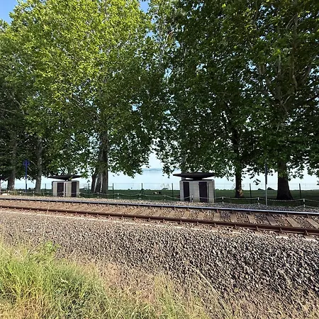 Kertbol A Balatonra Daire