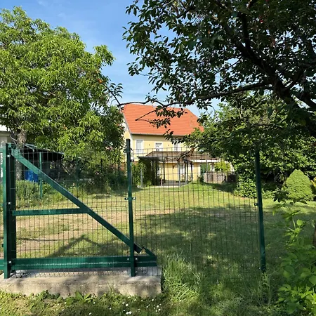 Kertbol A Balatonra بيت للعطل *