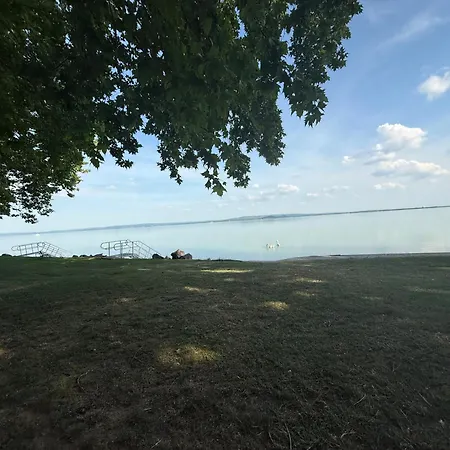 Kertbol A Balatonra بيت للعطل Révfülöp