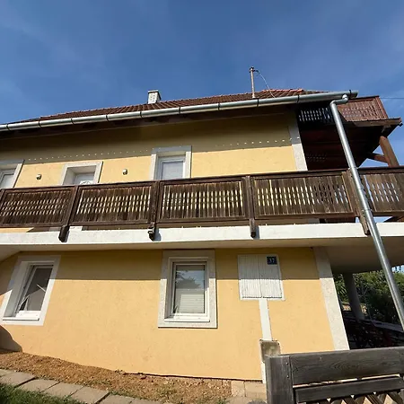 Kertbol A Balatonra بيت للعطل *