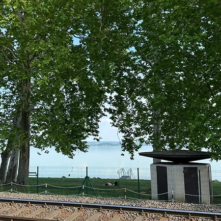 Kertbol A Balatonra Révfülöp