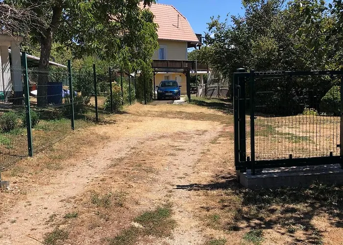 Kertbol A Balatonra *