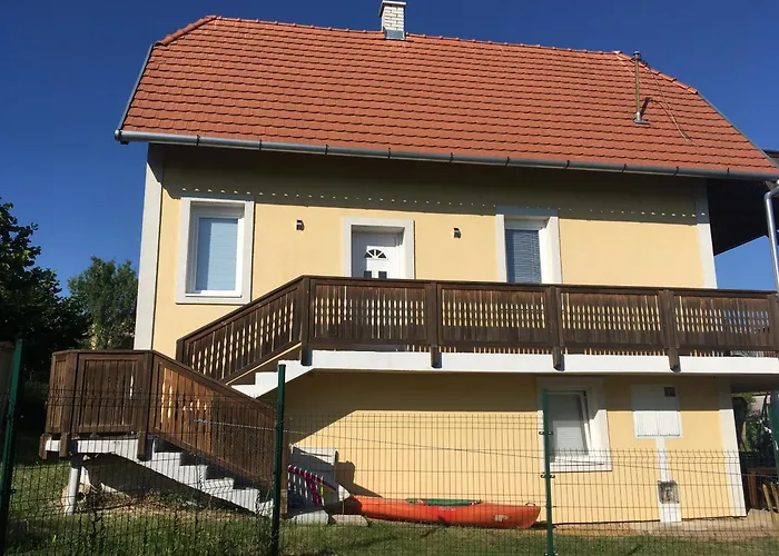 Kertbol A Balatonra * Révfülöp