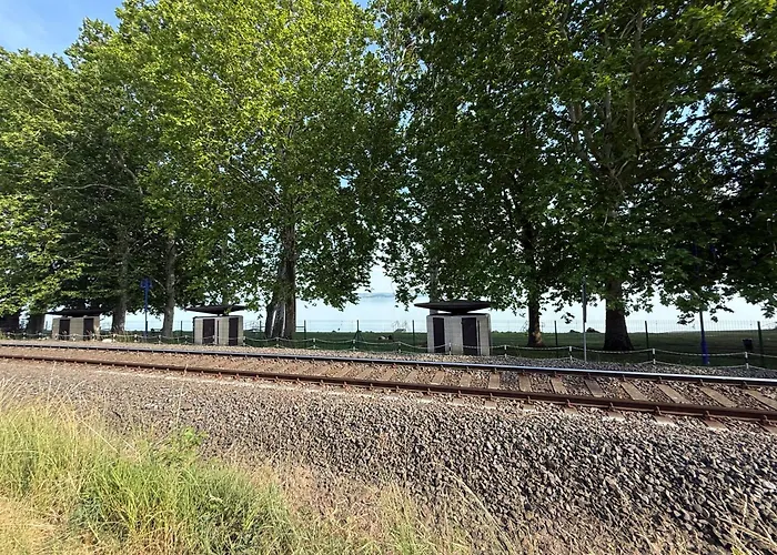 Kertbol A Balatonra Daire