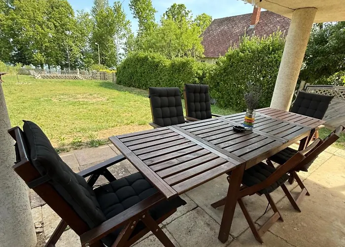 Kertbol A Balatonra *