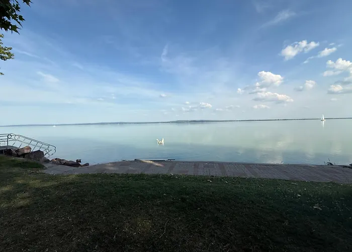 Kertbol A Balatonra * Révfülöp