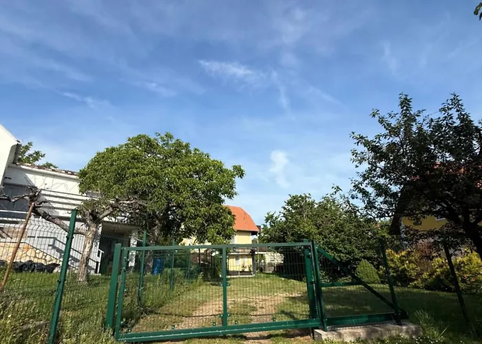 Kertbol A Balatonra *