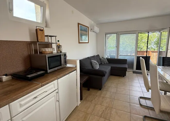 Kertbol A Balatonra Révfülöp