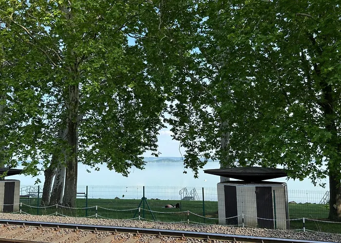 Kertbol A Balatonra Révfülöp